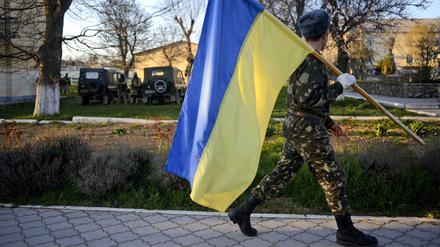 Ein ukrainischer Soldat am Militärflugplatz Belbek (Symbolbild).