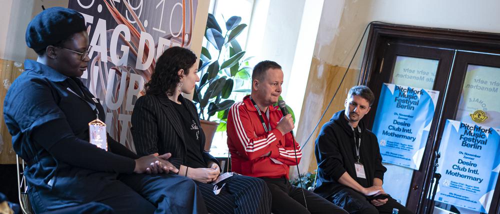 Lilia van Beukering (Mitte), Kuratorium Tag der Clubkultur, Klaus Lederer (Die Linke, 2.v.r.), Berliner Senator für Kultur und Europa, und Lutz Leichsenring, Pressesprecher Clubcommission (rechts), nehmen an einer Pressekonferenz zum Tag der Clubkultur teil.