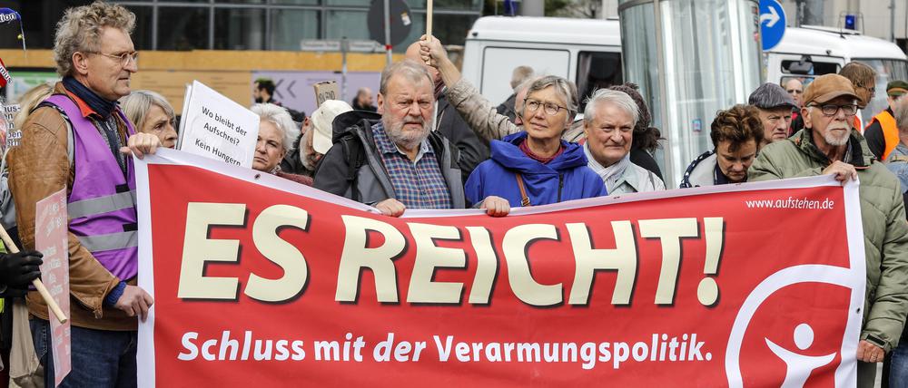Demonstration Heizung, Brot & Frieden eines Bündnisses verschiedener linker Initiativen. 