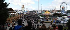 Zum Ende des Oktoberfests ist weißblauer Himmel über der Wiesn zu sehen.