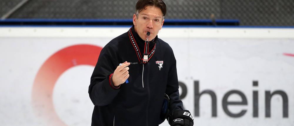 Uwe Krupp, 55, trainiert seit Februar zum zweiten Mal die Kölner Haie. Der frühere Weltklasse-Verteidiger war der erste deutsche Stanley-Cup.-Sieger und arbeitete später erfolgreich als Coach der deutschen Nationalmannschaft. In Berlin war Krupp zwischen 2014 und 2018 für die Eisbären tätig und erreichte in seiner letzten Saison das Finale in der DEL.