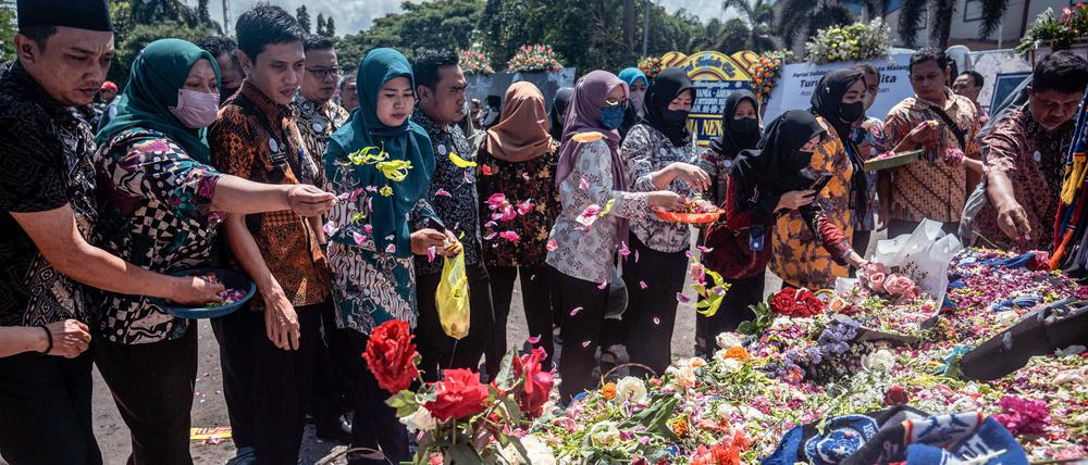Menschen kondolieren nach der Massenpanik in Indonesien