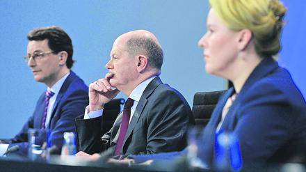 Bundeskanzler Olaf Scholz mit NRW-Ministerpräsident Hendrik Wüst und der Regierenden Bürgermeisterin von Berlin, Franziska Giffey