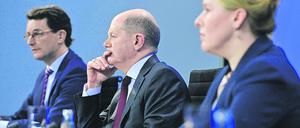 Bundeskanzler Olaf Scholz mit NRW-Ministerpräsident Hendrik Wüst und der Regierenden Bürgermeisterin von Berlin, Franziska Giffey