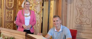 Endlich darf er mal ein Autogramm in der Heimat schreiben. Stanley-Cup-Sieger Nico Sturm beim Empfang im Augsburger Rathaus. Oberbürgermeisterin Eva Weber schaut zu, ob der Sohn der Stadt auch alles richtig macht beim Eintrag ins Goldene Buch.