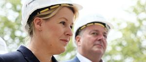  Die Regierende Buergermeisterin Franziska Giffey L und Bausenator Andreas Geisel R beim Besuch der Wohnbauprojekt der Gewobag in der Arcostrasse in Berlin am 24. August 2022. Buergermeisterin Giffey und Bausenator Geisel auf Neubautour in Berlin *** The Governing Mayor Franziska Giffey L and Building Senator Andreas Geisel R during the visit of the housing project of Gewobag in the Arcostrasse in Berlin on 24 August 2022 Mayor Giffey and Building Senator Geisel on new construction tour in Berlin