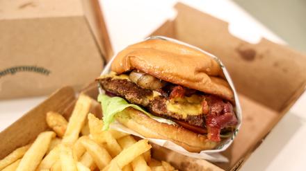Hamburger mit Pommes Frites von Burgermeister. 