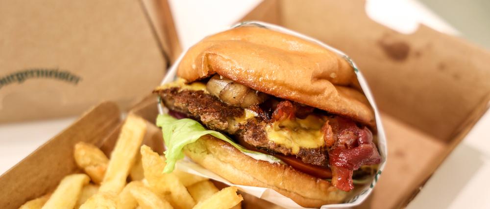 Hamburger mit Pommes Frites von Burgermeister. 