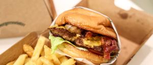 Hamburger mit Pommes Frites von Burgermeister.