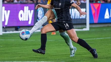 Zwei Spielerinnen in der US-Fußballliga für Frauen