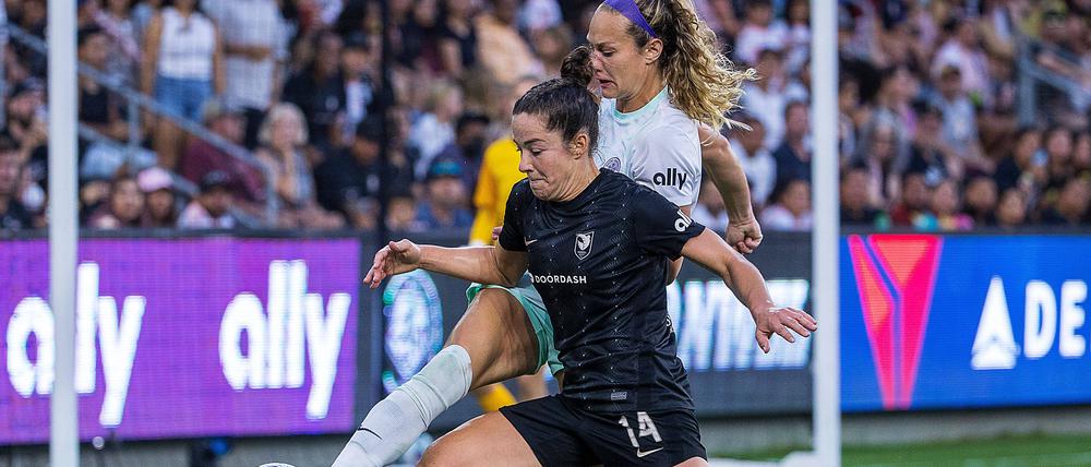 Zwei Spielerinnen in der US-Fußballliga für Frauen