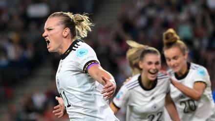 Fußball, Frauen, EM, Deutschland - Frankreich, Finalrunde, Halbfinale, Stadium MK. Deutschlands Alexandra Popp (l) bejubelt ihr Tor zum 1:0.