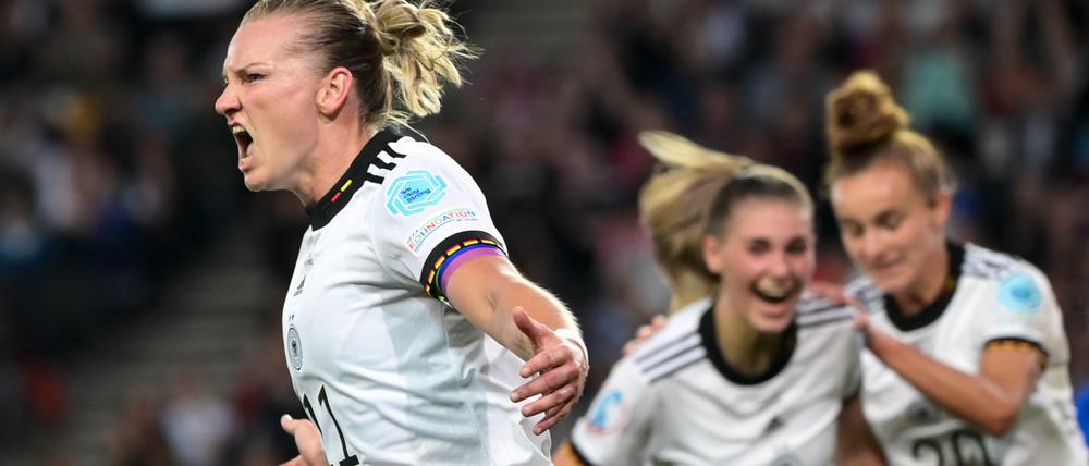 Fußball, Frauen, EM, Deutschland - Frankreich, Finalrunde, Halbfinale, Stadium MK. Deutschlands Alexandra Popp (l) bejubelt ihr Tor zum 1:0.