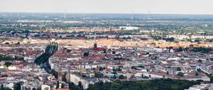 Blick von Berlin-Mitte entlang der Schönhauser Allee über die Stadtteile Prenzlauer Berg und Pankow bis zu Windrädern am Berliner Stadtrand.