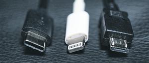 Das EU-Parlament will Kabelsalat ein Ende setzen.