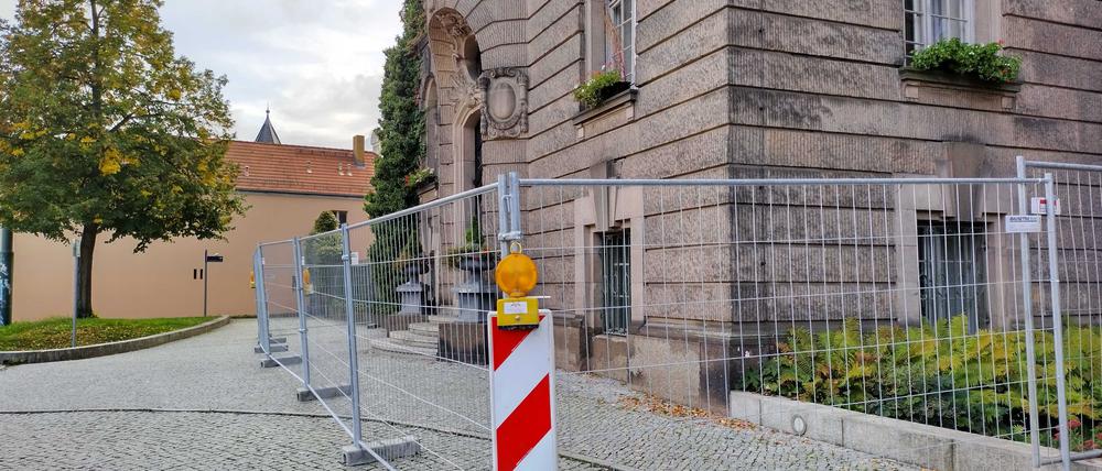 Der Eingang zum Standesamt Potsdam ist mit Bauzäunen gesperrt. 