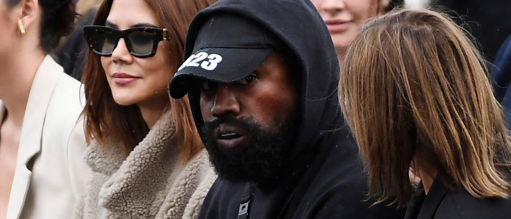 US-Rapper Kanye West sitzt bei der Präsentation der Kollektion von Givenchy für Frühjahr/Sommwer 2023 auf den Pret-a-porter-Schauen in Paris in der ersten Reihe.