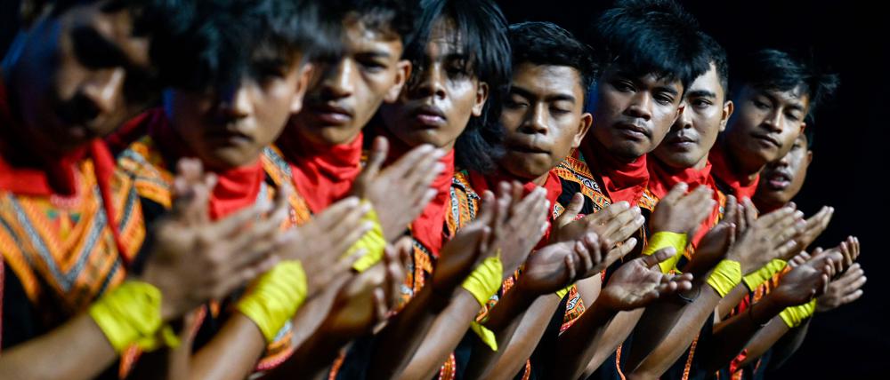 Eine Tradition, die Indoniens Kolonialzeit überdauert hat. Tänzer bei der Aufführung des legendären Saman, des Tanzes der tausend Hände, bei einem Festival in Banda Aceh auf Sumatra am 28. September 2022.
