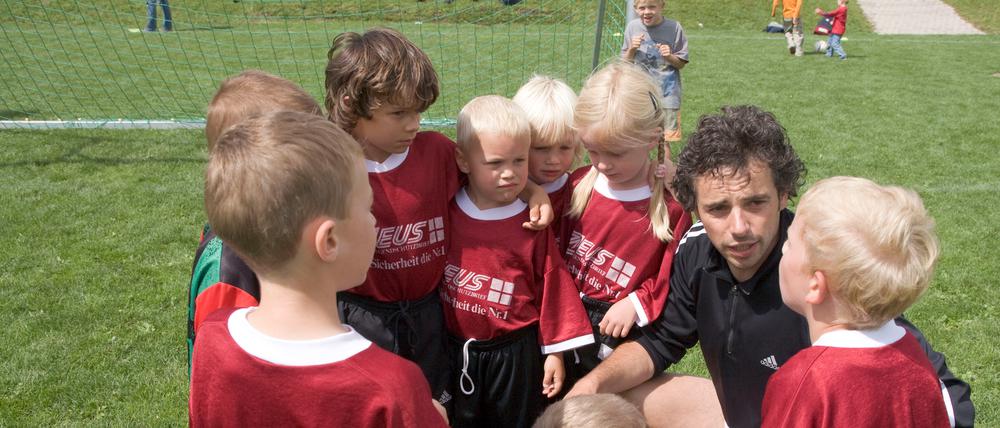 In Sportvereinen lernen Kinder Gruppenzusammenhalt. Oftmals von Ehrenamtlichen geführt, sind die Vereine Orte des Austauschs.