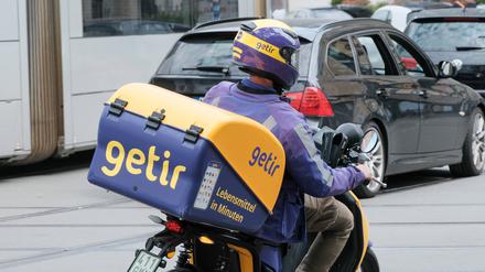 Ein Fahrer des Online-Supermarktes Getir. Das Unternehmen verkauft Lebensmittel online und liefert sie mit Fahrern nach Hause.