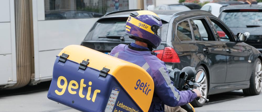 Ein Fahrer des Online-Supermarktes Getir. Das Unternehmen verkauft Lebensmittel online und liefert sie mit Fahrern nach Hause.