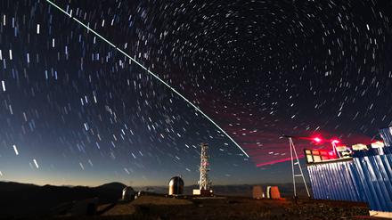 Im Jahr 2018 wurde erstmals über den chinesischen Satelliten „Micius“ eine verschlüsselte Quantenverbindung über 7600 Kilometer Entfernung zwischen Stationen in China und Graz in Österreich hergestellt.
