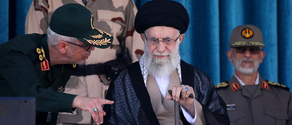 Ein vom Büro des iranischen Obersten Führers zur Verfügung gestelltes Bild zeigt, den iranischen Obersten Führer Ajatollah Ali Chamenei (M) in Begleitung von Kommandeuren der Streitkräfte, als er die Polizei- und Militärakademie während einer Abschlussfeier besucht, in Teheran, Iran. Foto: Iranian Supreme Leader’s Office/ZUMA Press Wire/dpa
