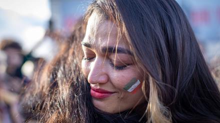 Aus Solidarität mit den Demonstrierenden im Iran gehen in zahlreichen Städten, wie hier in Istanbul, Menschen auf die Straße.