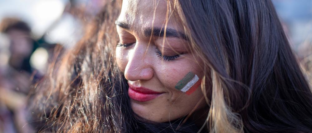 Aus Solidarität mit den Demonstrierenden im Iran gehen in zahlreichen Städten, wie hier in Istanbul, Menschen auf die Straße.