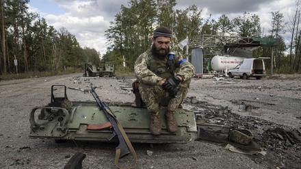 Ein ukrainischer Soldat raucht eine Zigarette, nachdem er die Leiche eines Kameraden in der kürzlich zurückeroberten Stadt Lyman, Ukraine, gefunden und identifiziert hat. 