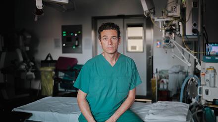 Peter Vajkoczy im Operationssaal der Charité in Berlin