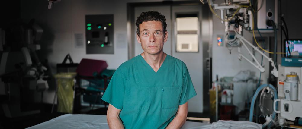 Peter Vajkoczy im Operationssaal der Charité in Berlin
