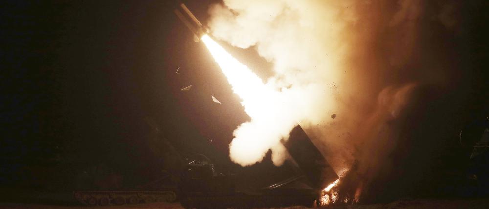 Auf diesem vom südkoreanischen Verteidigungsministerium zur Verfügung gestellten Foto wird eine Rakete des Army Tactical Missile Systems (ATACMS) während einer gemeinsamen Militärübung zwischen den USA und Südkorea an einem ungenannten Ort in Südkorea abgefeuert.