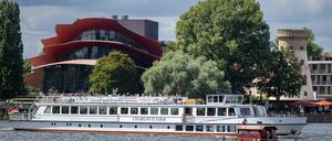Ein Ausflugsschiff mit Touristen fährt auf dem Tiefen See in Potsdam.