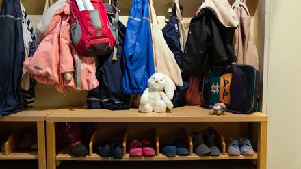 Pflegefamilien sind Familien, die ein Kind aufnehmen, es betreuen und erziehen, wenn es nicht bei seinen leiblichen Eltern aufwachsen kann.