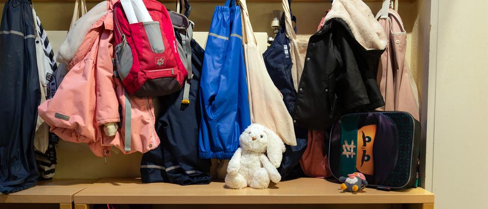 Pflegefamilien sind Familien, die ein Kind aufnehmen, es betreuen und erziehen, wenn es nicht bei seinen leiblichen Eltern aufwachsen kann.