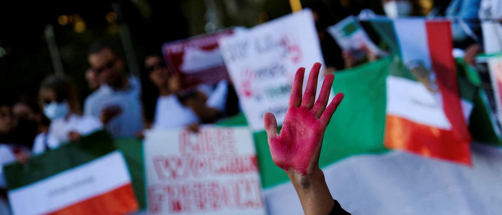 Women shout slogans during a protest at Catalunya square in support of Iranian women and against the death of Mahsa Amini in Barcelona, Spain October 4, 2022. REUTERS/Nacho Doce