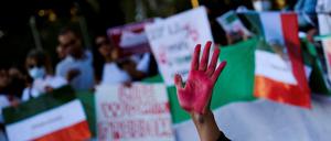 Women shout slogans during a protest at Catalunya square in support of Iranian women and against the death of Mahsa Amini in Barcelona, Spain October 4, 2022. REUTERS/Nacho Doce