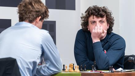 Magnus Carlsen (l) aus Norwegen sitzt Hans Niemann aus den USA in der dritten Runde vom Schachturnier Sinquefield Cup im Saint Louis Chess Club gegenüber.