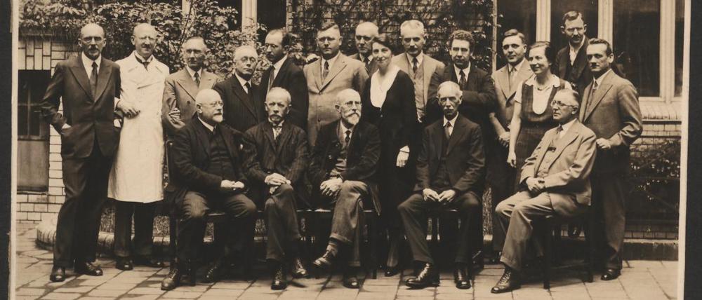 Mitarbeiterinnen und Mitarbeiter des Realkatalogs der Preußischen Staatsbibliothek, 1933, darunter Ernst Honigmann (ganz rechts, stehend).