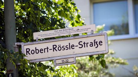 Die Robert-Rössle-Straße in Berlin-Pankow.