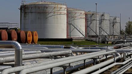 Leitungen und Tanks im Großtanklager Ölhafen Rostock (GÖR) an der Ostsee.