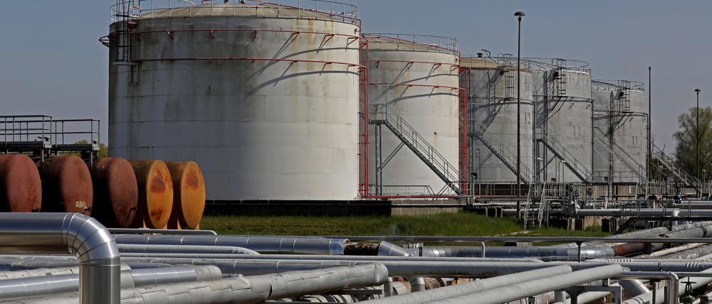 Leitungen und Tanks im Großtanklager Ölhafen Rostock (GÖR) an der Ostsee.