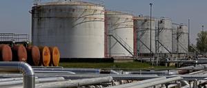 Leitungen und Tanks im Großtanklager Ölhafen Rostock (GÖR) an der Ostsee.