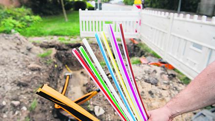 ARCHIV - 20.08.2018, Niedersachsen, Sehnde: Leerrohre für Glasfaserleitungen für schnelles Internet werden verlegt. Eine Allianz aus Wirtschafts- und Kommunalverbänden hat die Bundesregierung beim Mobilfunkausbau zu härteren Vorgaben für die Telekommunikationsanbieter aufgefordert. Foto: Julian Stratenschulte/dpa +++ dpa-Bildfunk +++