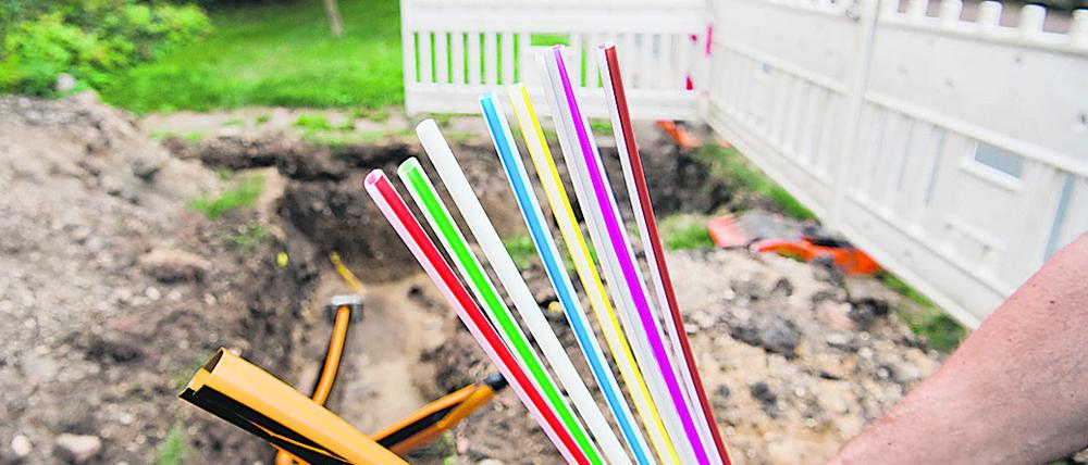 ARCHIV - 20.08.2018, Niedersachsen, Sehnde: Leerrohre für Glasfaserleitungen für schnelles Internet werden verlegt. Eine Allianz aus Wirtschafts- und Kommunalverbänden hat die Bundesregierung beim Mobilfunkausbau zu härteren Vorgaben für die Telekommunikationsanbieter aufgefordert. Foto: Julian Stratenschulte/dpa +++ dpa-Bildfunk +++