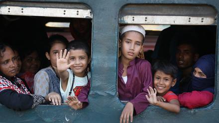 Familienzusammenhalt. Vor den Feierlichkeiten zum Opferfest Eid al-Adha, einem der wichtigsten muslimischen Feste, drängen sich Menschen am Bahnhof von Dhaka, Bangladesch, um sich auf den Weg in ihre Heimatdörfer zu machen. 