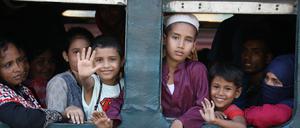 Familienzusammenhalt. Vor den Feierlichkeiten zum Opferfest Eid al-Adha, einem der wichtigsten muslimischen Feste, drängen sich Menschen am Bahnhof von Dhaka, Bangladesch, um sich auf den Weg in ihre Heimatdörfer zu machen. 