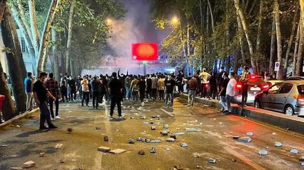 Seit drei Wochen gehen Iranerinnen und Iraner auf die Straße, um ihrem Unmut Luft zu machen.