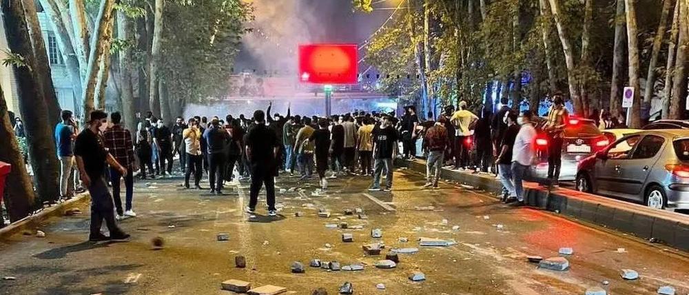 Seit drei Wochen gehen Iranerinnen und Iraner auf die Straße, um ihrem Unmut Luft zu machen.